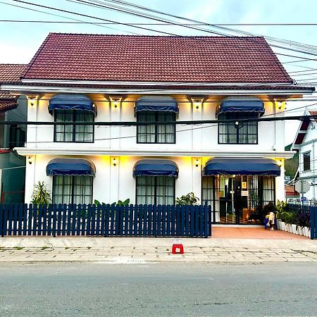 Midnight Blue Guesthouse 루앙프라방 외부 사진